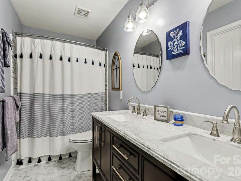 7924 Fairmeadows Drive, Charlotte, NC 28269.  MLS# CAR4305161, YatesRealty ID 15230. Full bathroom