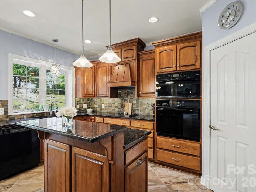 7924 Fairmeadows Drive, Charlotte, NC 28269.  MLS# CAR4305161, YatesRealty ID 15230. Kitchen