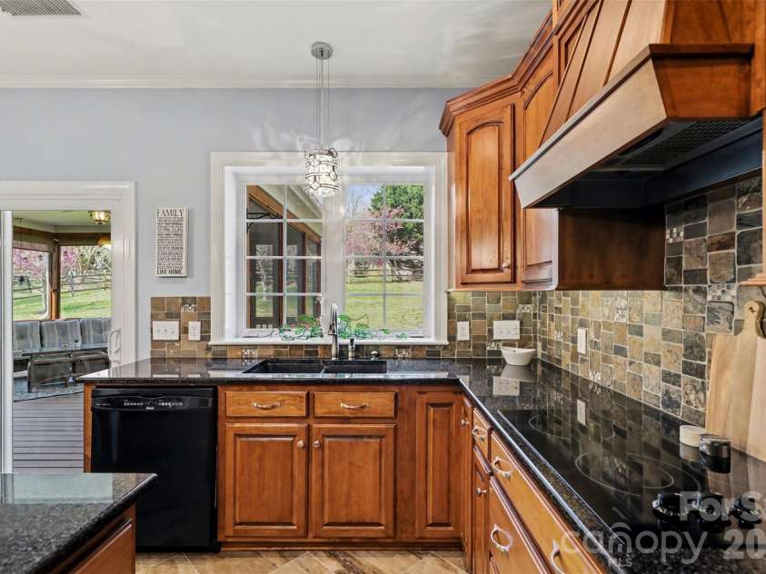 7924 Fairmeadows Drive, Charlotte, NC 28269.  MLS# CAR4305161, YatesRealty ID 15230. Kitchen