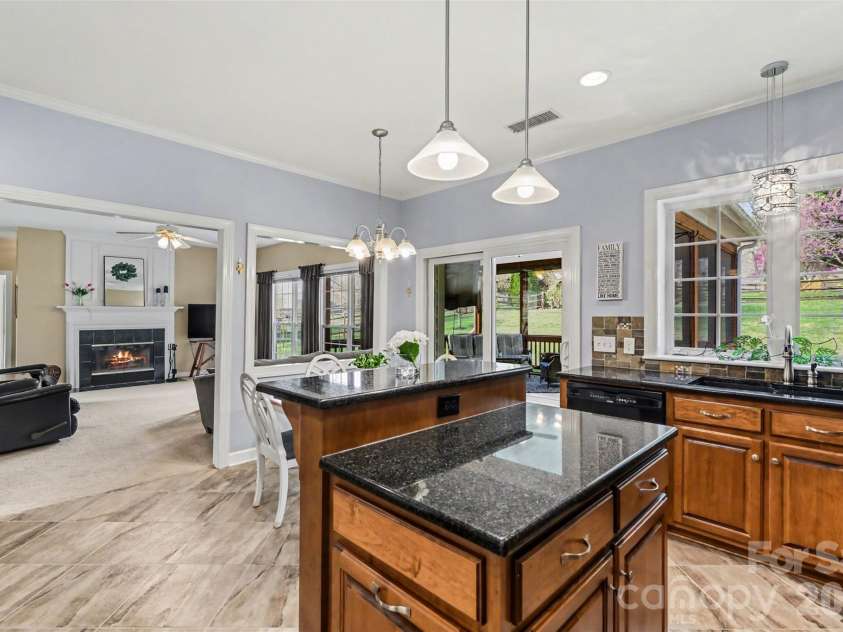 7924 Fairmeadows Drive, Charlotte, NC 28269.  MLS# CAR4305161, YatesRealty ID 15230. Kitchen
