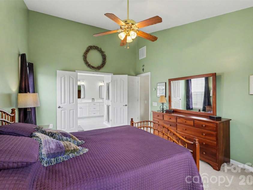 7924 Fairmeadows Drive, Charlotte, NC 28269.  MLS# CAR4305161, YatesRealty ID 15230. Primary bdrm