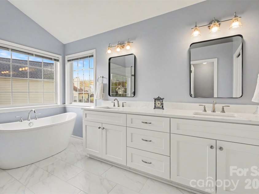7924 Fairmeadows Drive, Charlotte, NC 28269.  MLS# CAR4305161, YatesRealty ID 15230. Soaker Tub