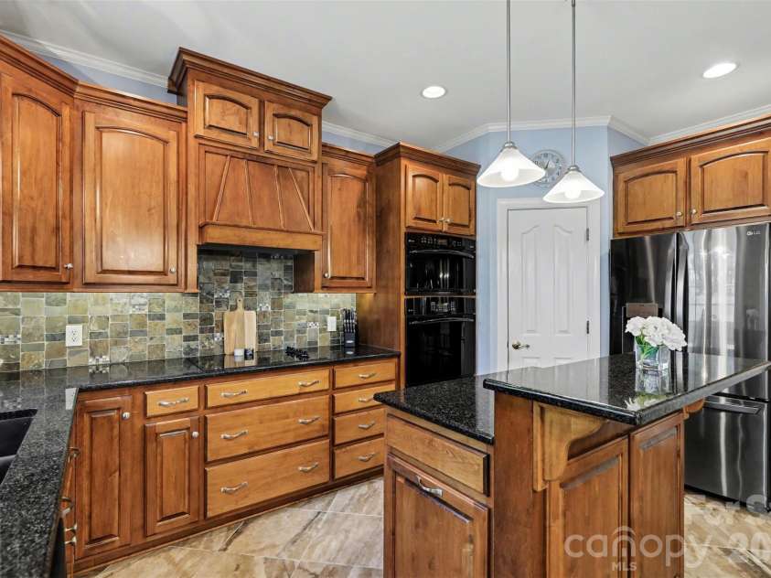 7924 Fairmeadows Drive, Charlotte, NC 28269.  MLS# CAR4305161, YatesRealty ID 15230. Updated Kitchen