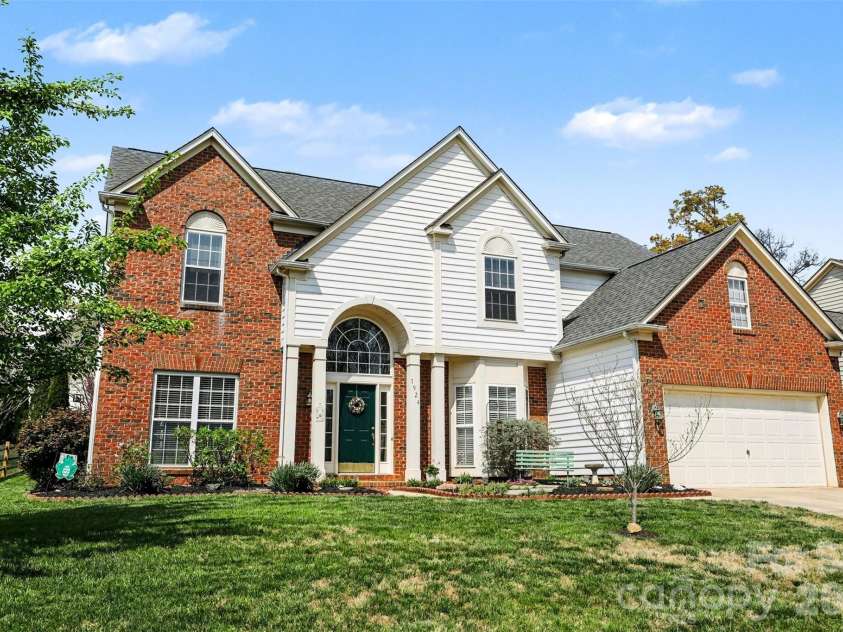 7924 Fairmeadows Drive, Charlotte, NC 28269.  MLS# CAR4305161, YatesRealty ID 15230. Welcome Home