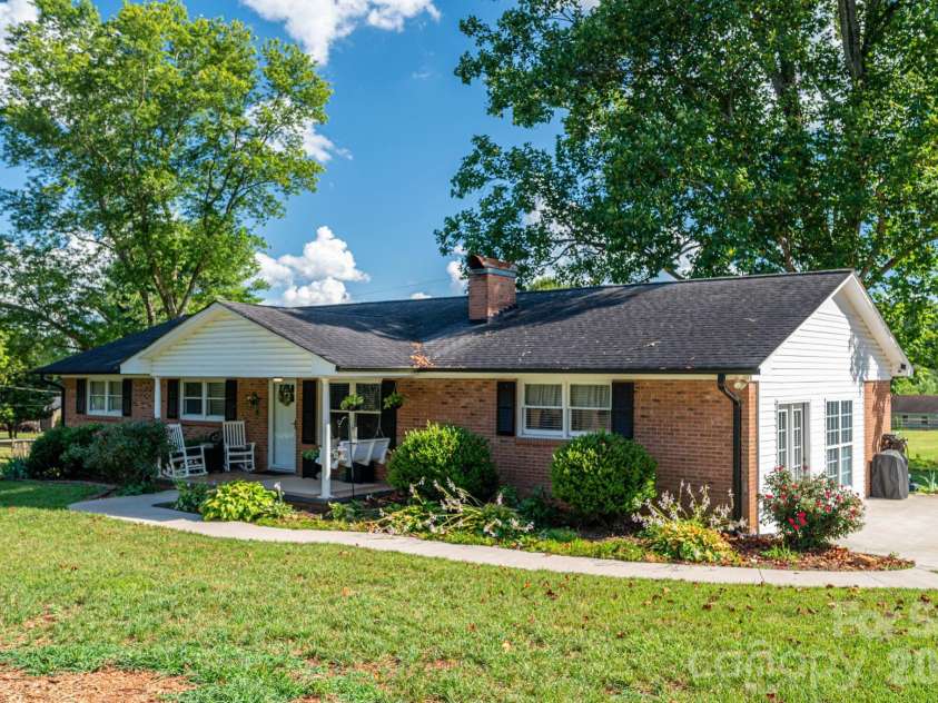1529 Home Trail, Lincolnton, NC 28092.  MLS# CAR4372193, YatesRealty ID 15231. 