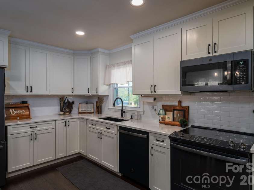 1529 Home Trail, Lincolnton, NC 28092.  MLS# CAR4372193, YatesRealty ID 15231. Kitchen completely updated in 2024.