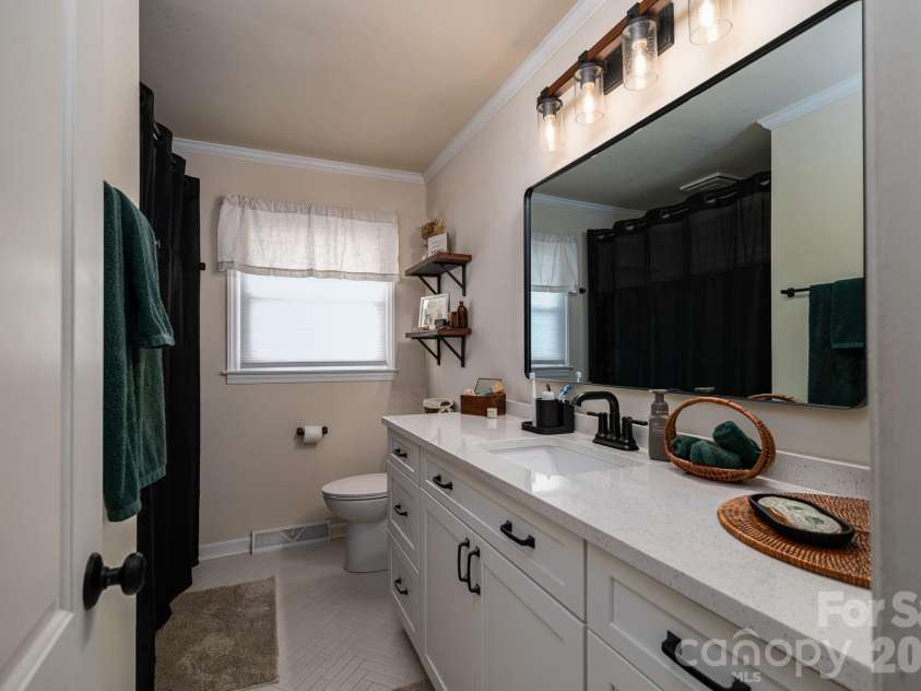 1529 Home Trail, Lincolnton, NC 28092.  MLS# CAR4372193, YatesRealty ID 15231. Updated hall bath.