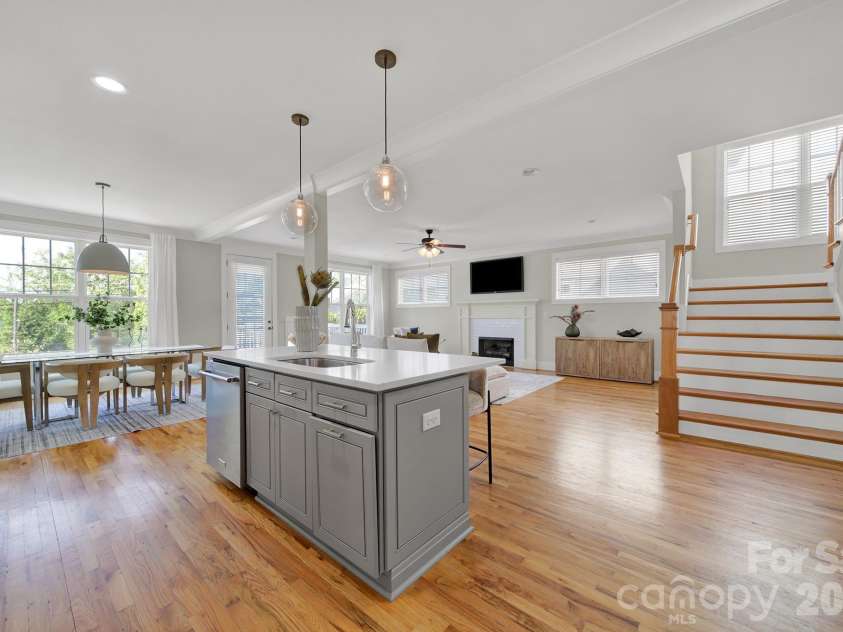 532 Melbourne Court, Charlotte, NC 28209.  MLS# CAR4370815, YatesRealty ID 15233. 