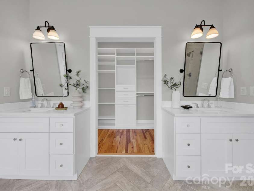 532 Melbourne Court, Charlotte, NC 28209.  MLS# CAR4370815, YatesRealty ID 15233. 