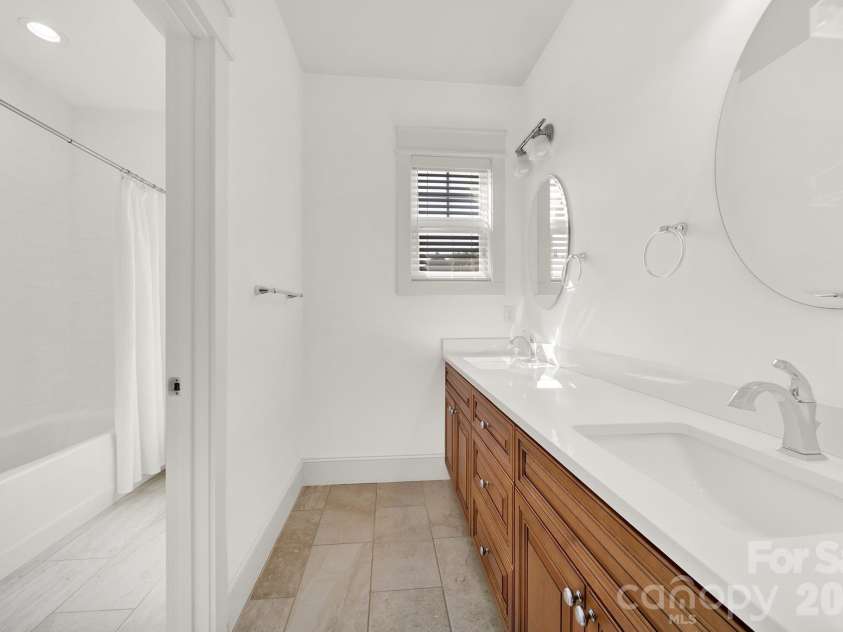 532 Melbourne Court, Charlotte, NC 28209.  MLS# CAR4370815, YatesRealty ID 15233. 