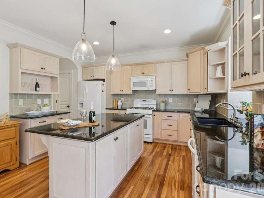 2216 Springdale Avenue, Charlotte, NC 28203.  MLS# CAR4367616, YatesRealty ID 15236. 