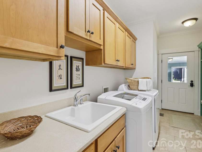 2216 Springdale Avenue, Charlotte, NC 28203.  MLS# CAR4367616, YatesRealty ID 15236. 