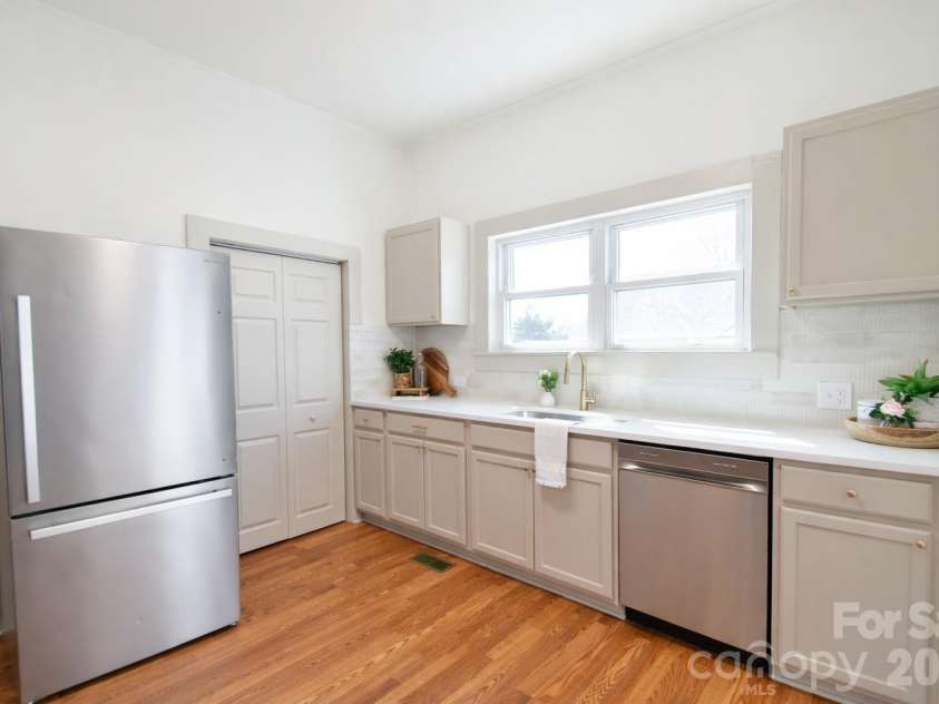 269 Misenheimer Drive, Concord, NC 28025.  MLS# CAR4359369, YatesRealty ID 15237. Bright and functional kitchen with ample cabinet space and clean design