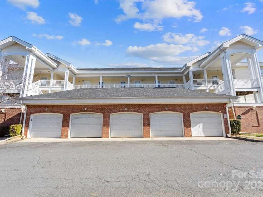 8923 Meadow Vista Road, Charlotte, NC 28213.  MLS# CAR4228042, YatesRealty ID 15237. Center Garage/3rd Garage #8909-1-C