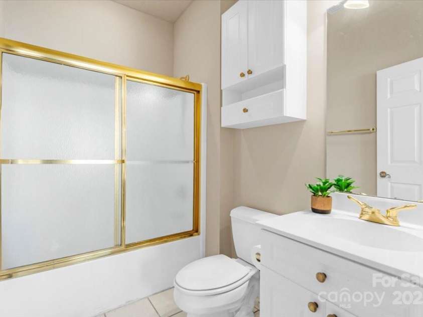 8923 Meadow Vista Road, Charlotte, NC 28213.  MLS# CAR4228042, YatesRealty ID 15237. En Suite Bathroom