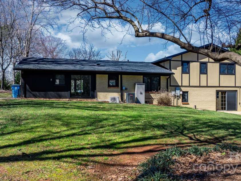 2530 31st Street Drive, Hickory, NC 28601.  MLS# CAR4231515, YatesRealty ID 15239. 
