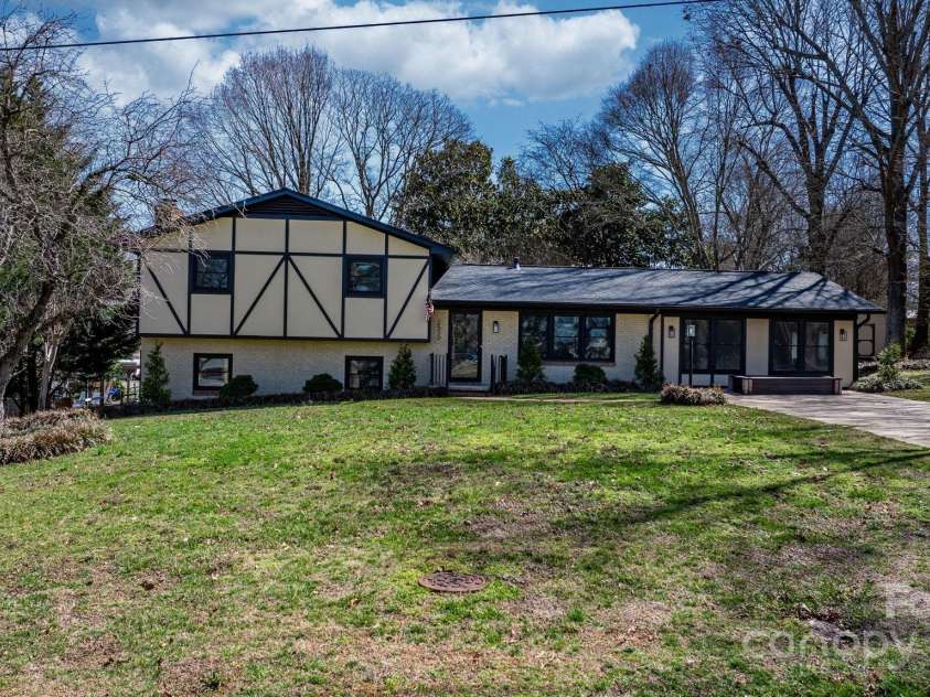 2530 31st Street Drive, Hickory, NC 28601.  MLS# CAR4231515, YatesRealty ID 15239. 