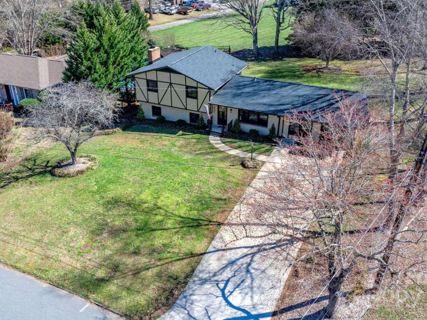 2530 31st Street Drive, Hickory, NC 28601.  MLS# CAR4231515, YatesRealty ID 15239. 