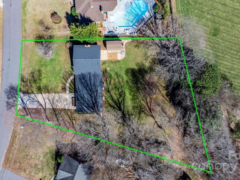 2530 31st Street Drive, Hickory, NC 28601.  MLS# CAR4231515, YatesRealty ID 15239. 