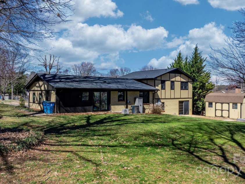 2530 31st Street Drive, Hickory, NC 28601.  MLS# CAR4231515, YatesRealty ID 15239. 