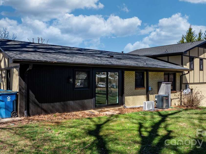 2530 31st Street Drive, Hickory, NC 28601.  MLS# CAR4231515, YatesRealty ID 15239. 