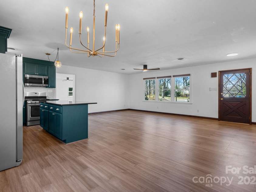 2530 31st Street Drive, Hickory, NC 28601.  MLS# CAR4231515, YatesRealty ID 15239. 