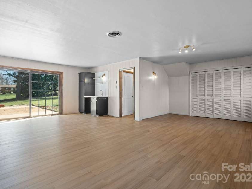 2530 31st Street Drive, Hickory, NC 28601.  MLS# CAR4231515, YatesRealty ID 15239. 