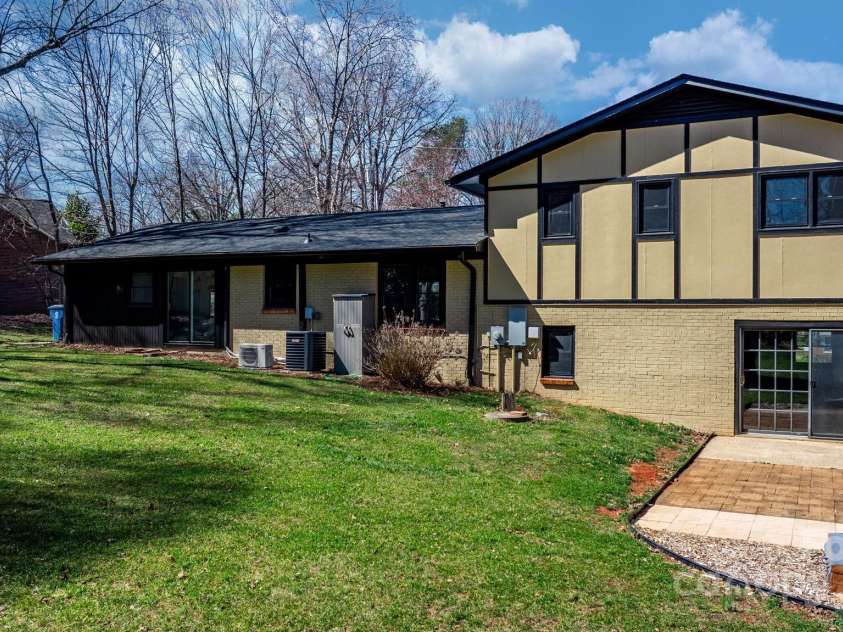 2530 31st Street Drive, Hickory, NC 28601.  MLS# CAR4231515, YatesRealty ID 15239. 