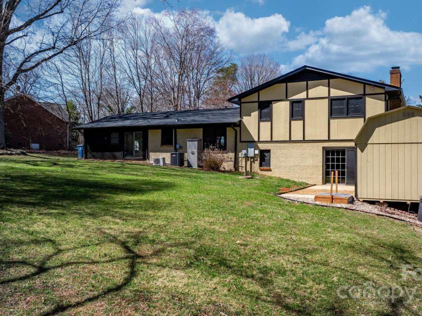 2530 31st Street Drive, Hickory, NC 28601.  MLS# CAR4231515, YatesRealty ID 15239. 