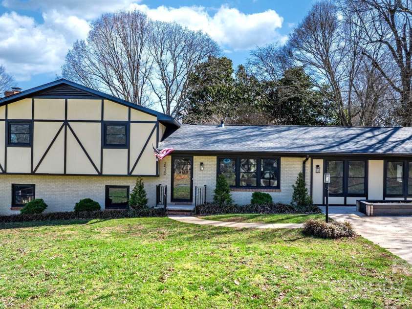 2530 31st Street Drive, Hickory, NC 28601.  MLS# CAR4231515, YatesRealty ID 15239. 