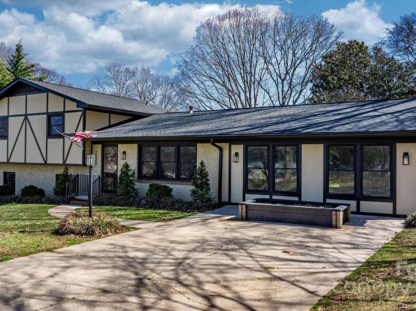 2530 31st Street Drive, Hickory, NC 28601.  MLS# CAR4231515, YatesRealty ID 15239. 