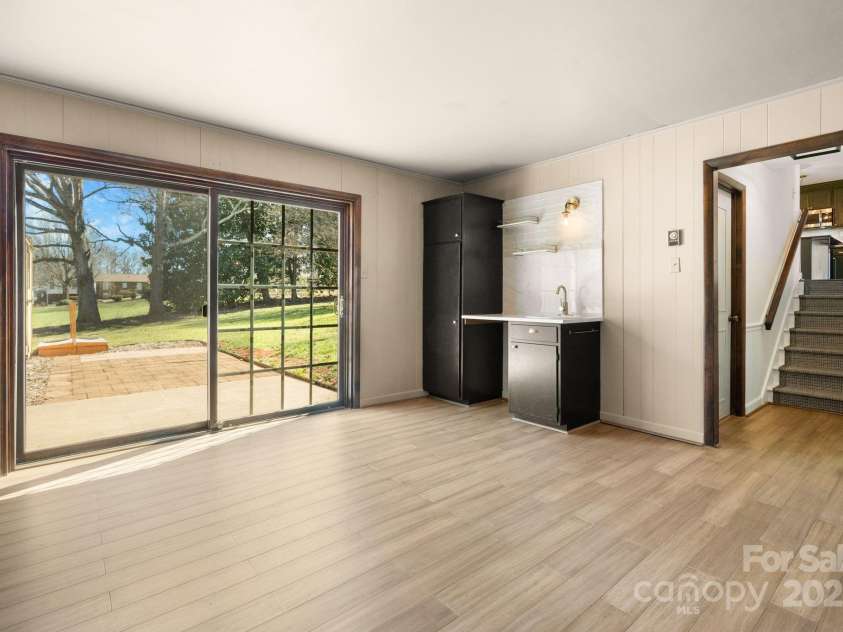 2530 31st Street Drive, Hickory, NC 28601.  MLS# CAR4231515, YatesRealty ID 15239. Daylight basement