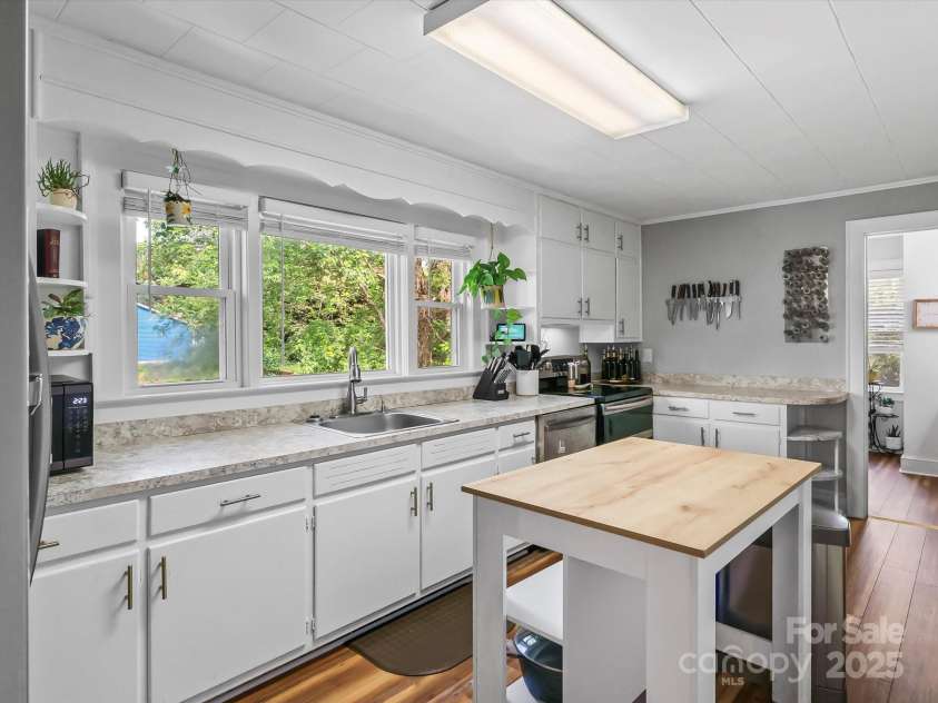 116 Lenoir Road, Morganton, NC 28655.  MLS# CAR4260146, YatesRealty ID 15240. 