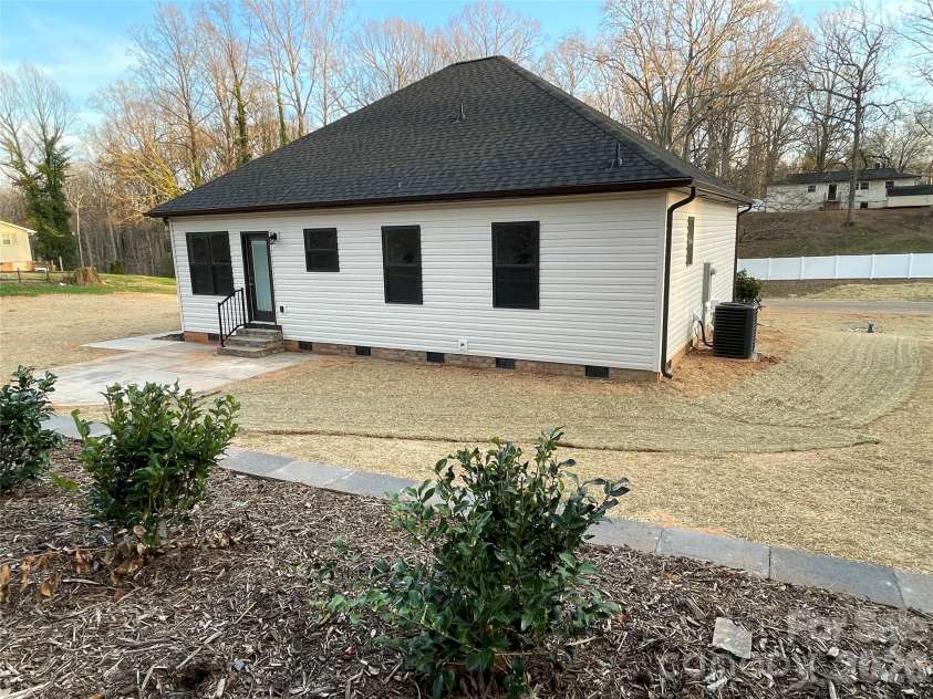 203 Willow Street, Stanley, NC 28164.  MLS# CAR4349588, YatesRealty ID 15241. 
