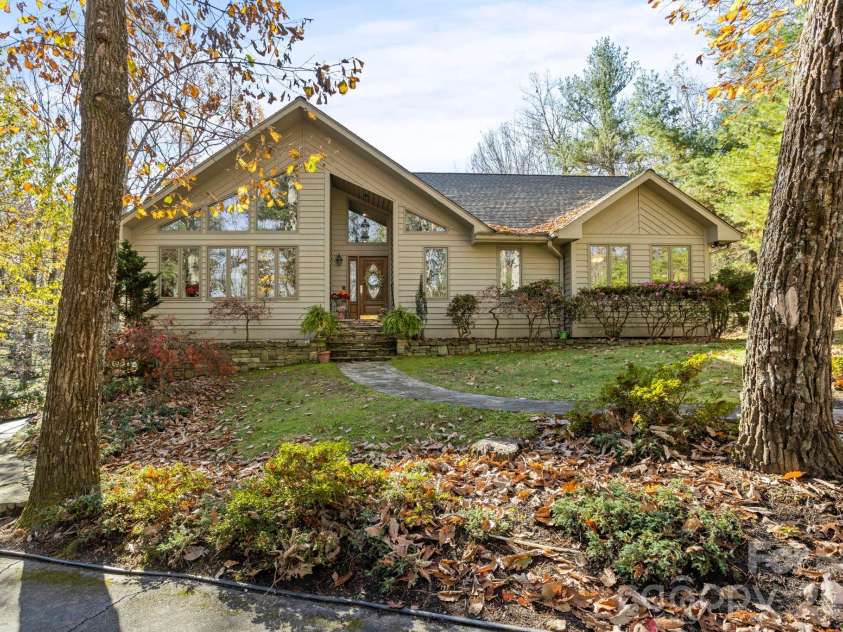231 Greenleaf Drive, Flat Rock, NC 28731.  MLS# CAR4344397, YatesRealty ID 15243. 