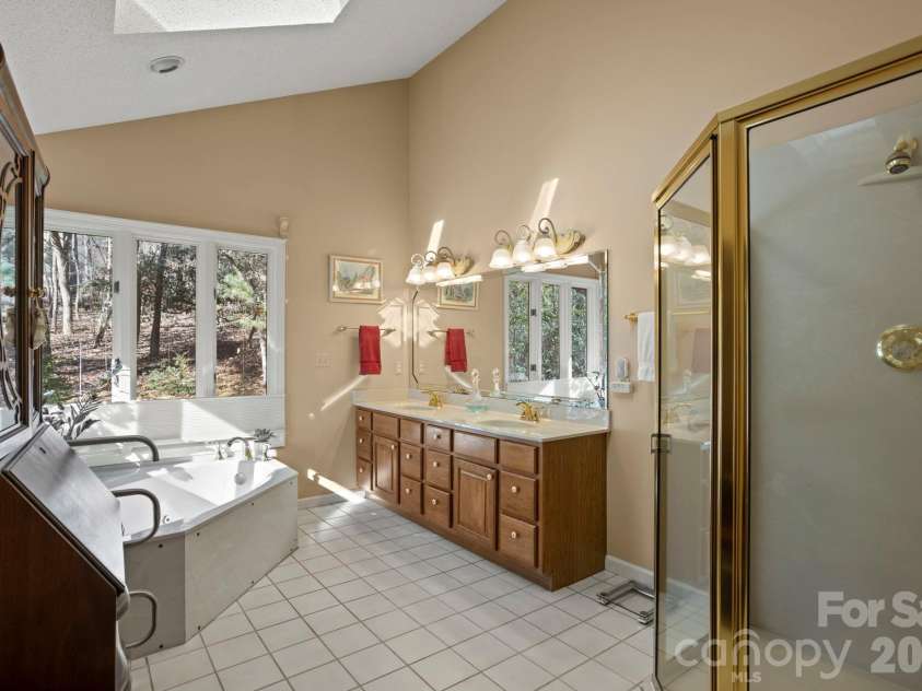 231 Greenleaf Drive, Flat Rock, NC 28731.  MLS# CAR4344397, YatesRealty ID 15243. 