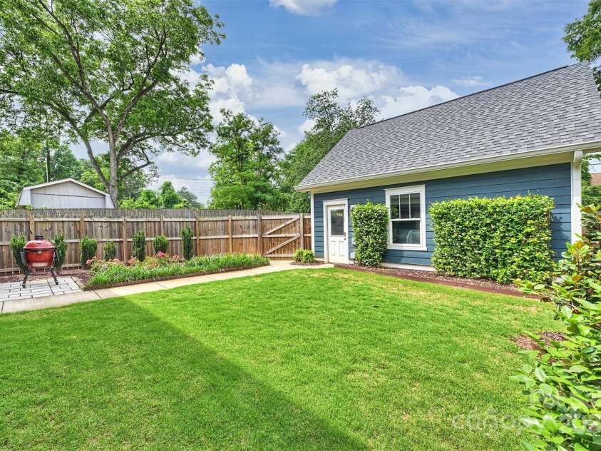 2829 Holt Street, Charlotte, NC 28205.  MLS# CAR4260071, YatesRealty ID 15243. Beuatifully landscaped