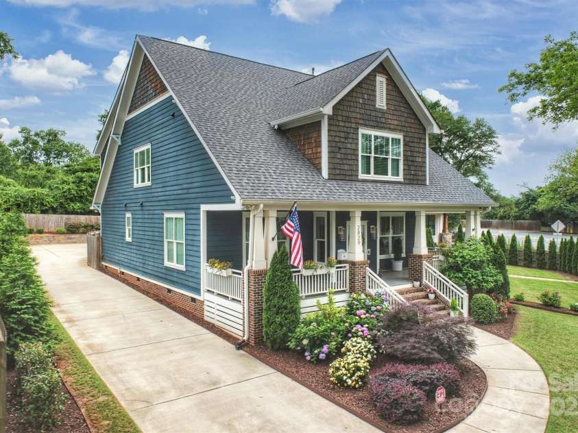 2829 Holt Street, Charlotte, NC 28205.  MLS# CAR4260071, YatesRealty ID 15243. Nicely landscaped yard