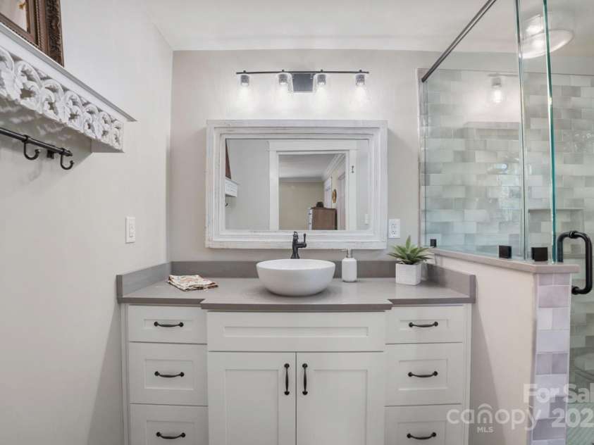 420 Cedar Street, Lincolnton, NC 28092.  MLS# CAR4263228, YatesRealty ID 15244. 