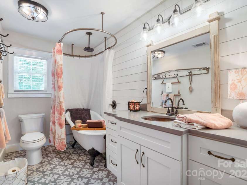 420 Cedar Street, Lincolnton, NC 28092.  MLS# CAR4263228, YatesRealty ID 15244. 