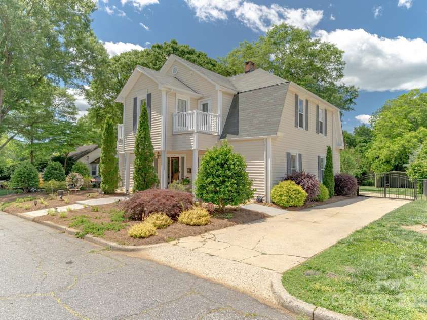 420 Cedar Street, Lincolnton, NC 28092.  MLS# CAR4263228, YatesRealty ID 15244. 