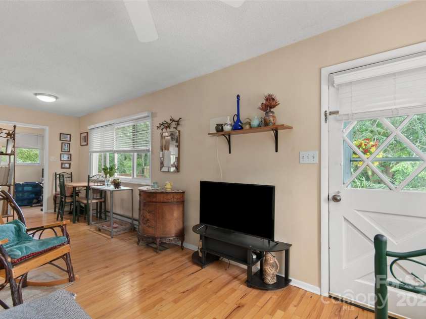 141 Elkwood Avenue, Asheville, NC 28804.  MLS# CAR4269988, YatesRealty ID 15246. Garage apartment living room