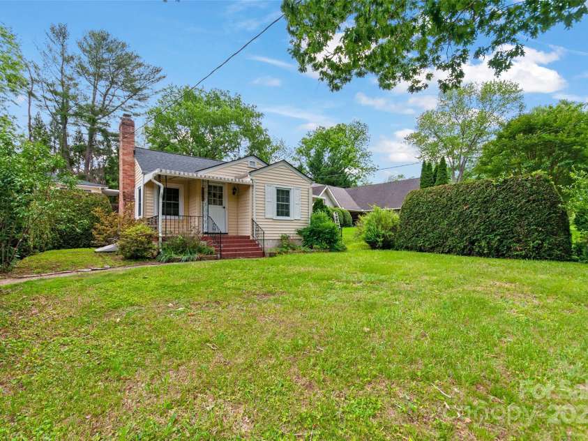 141 Elkwood Avenue, Asheville, NC 28804.  MLS# CAR4269988, YatesRealty ID 15246. Yard of main home