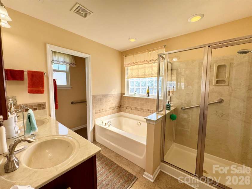 4633 Triumph Drive, Concord, NC 28027.  MLS# CAR4374411, YatesRealty ID 15247. Primary bath
