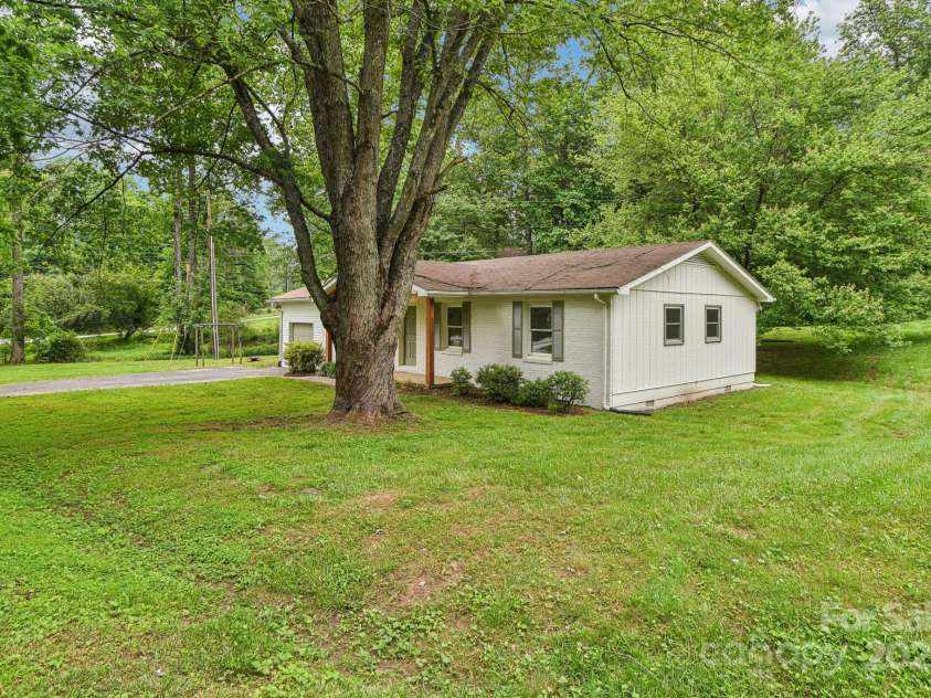 478 Stoney Gardens Court, Hendersonville, NC 28791.  MLS# CAR4263882, YatesRealty ID 15250. 