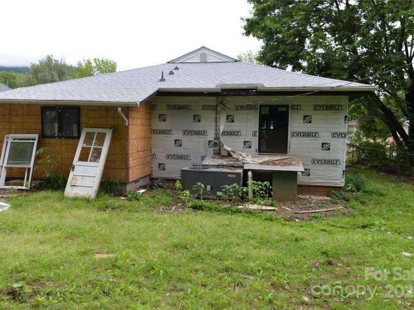 136 Edwards Avenue, Swannanoa, NC 28778.  MLS# CAR4263963, YatesRealty ID 15253. 