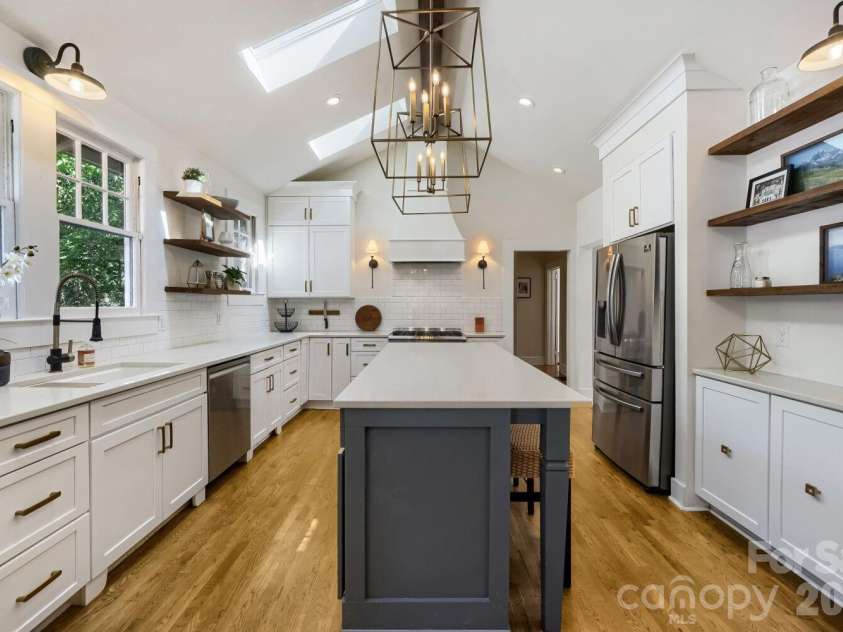 1601 Belvedere Avenue, Charlotte, NC 28205.  MLS# CAR4365475, YatesRealty ID 15254. Kitchen Vaulted Ceilings