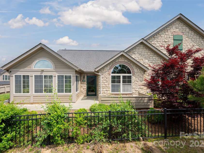 33 Braeburn Way, Flat Rock, NC 28731.  MLS# CAR4254837, YatesRealty ID 15257. 