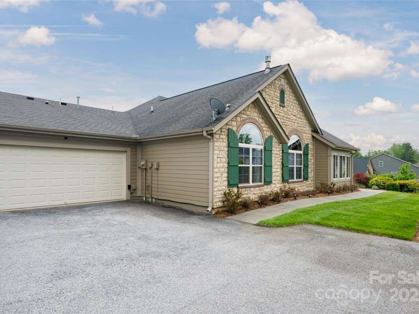 33 Braeburn Way, Flat Rock, NC 28731.  MLS# CAR4254837, YatesRealty ID 15257. 