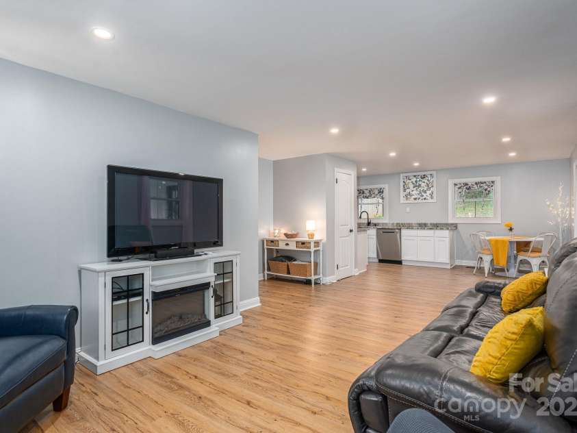 706 Annieline Drive, Shelby, NC 28152.  MLS# CAR4240369, YatesRealty ID 15258. 